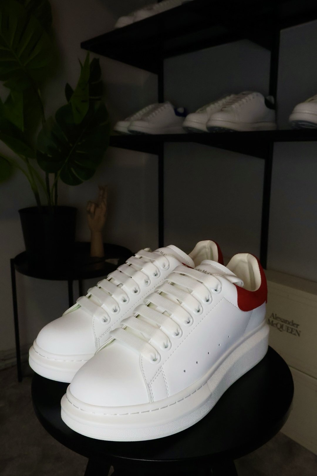 Alexander McQueen "ROYAL RED" - Slika 2