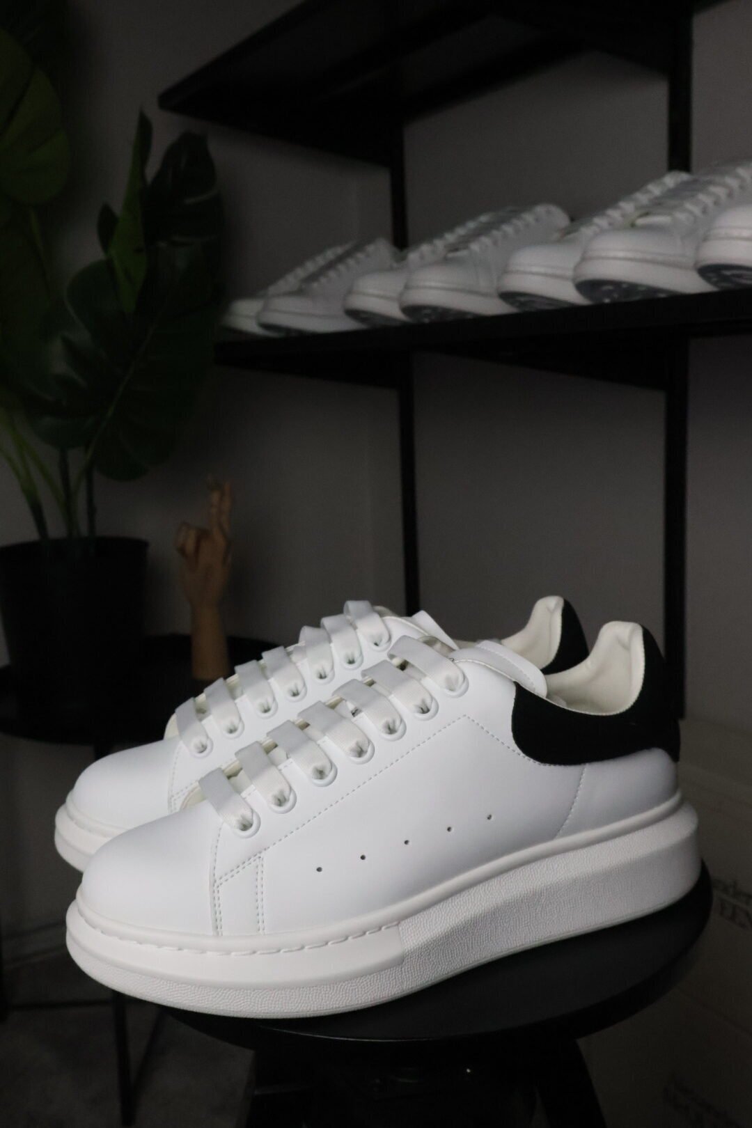 Alexander McQueen "BLACK WHITE" - Brušena Koža - Slika 2