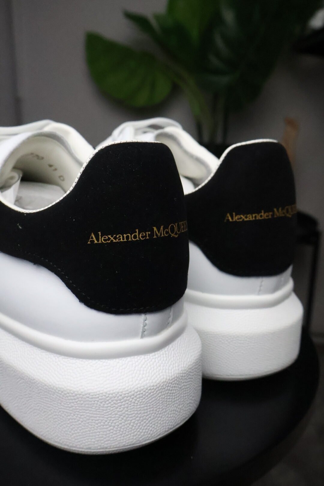 Alexander McQueen "BLACK WHITE" - Brušena Koža - Slika 3