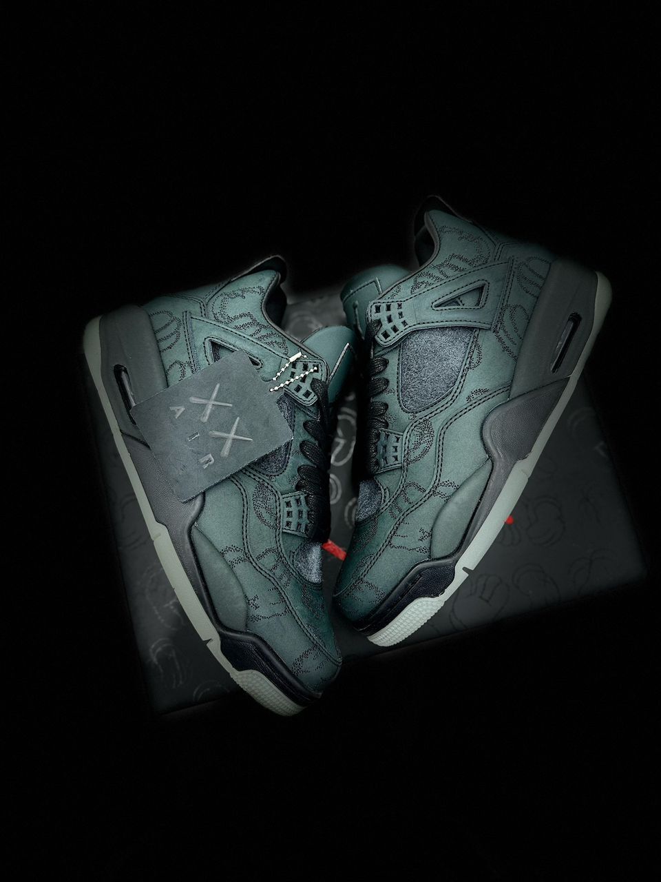 Air Jordan 4 Retro KAWS Black - Slika 5
