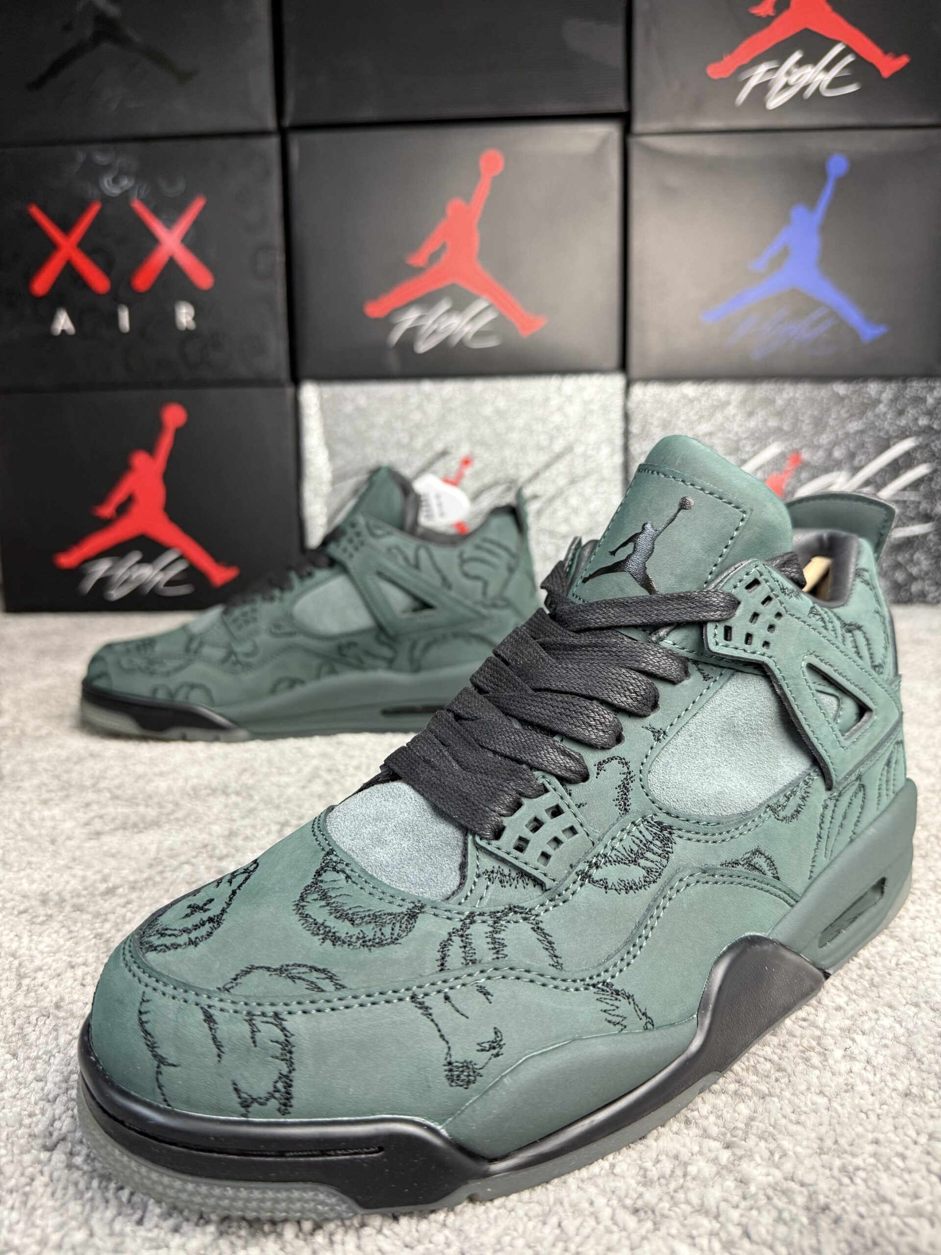 Air Jordan 4 Retro KAWS Black - Slika 4