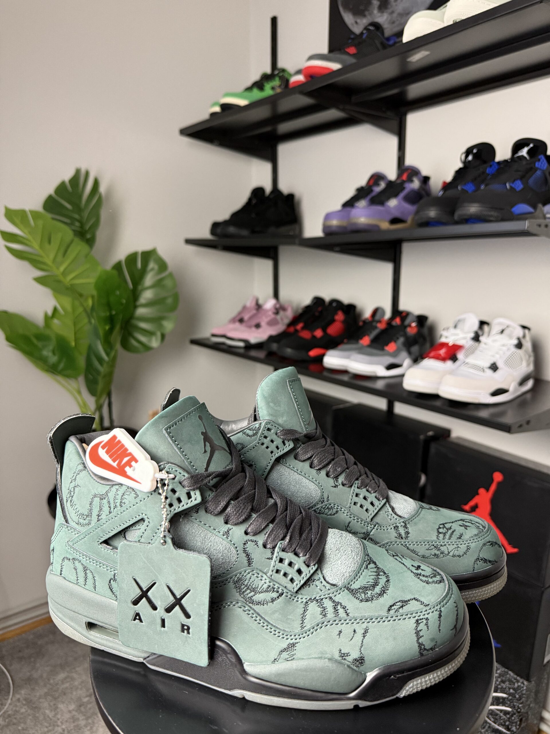 Air Jordan 4 Retro KAWS Black - Slika 2