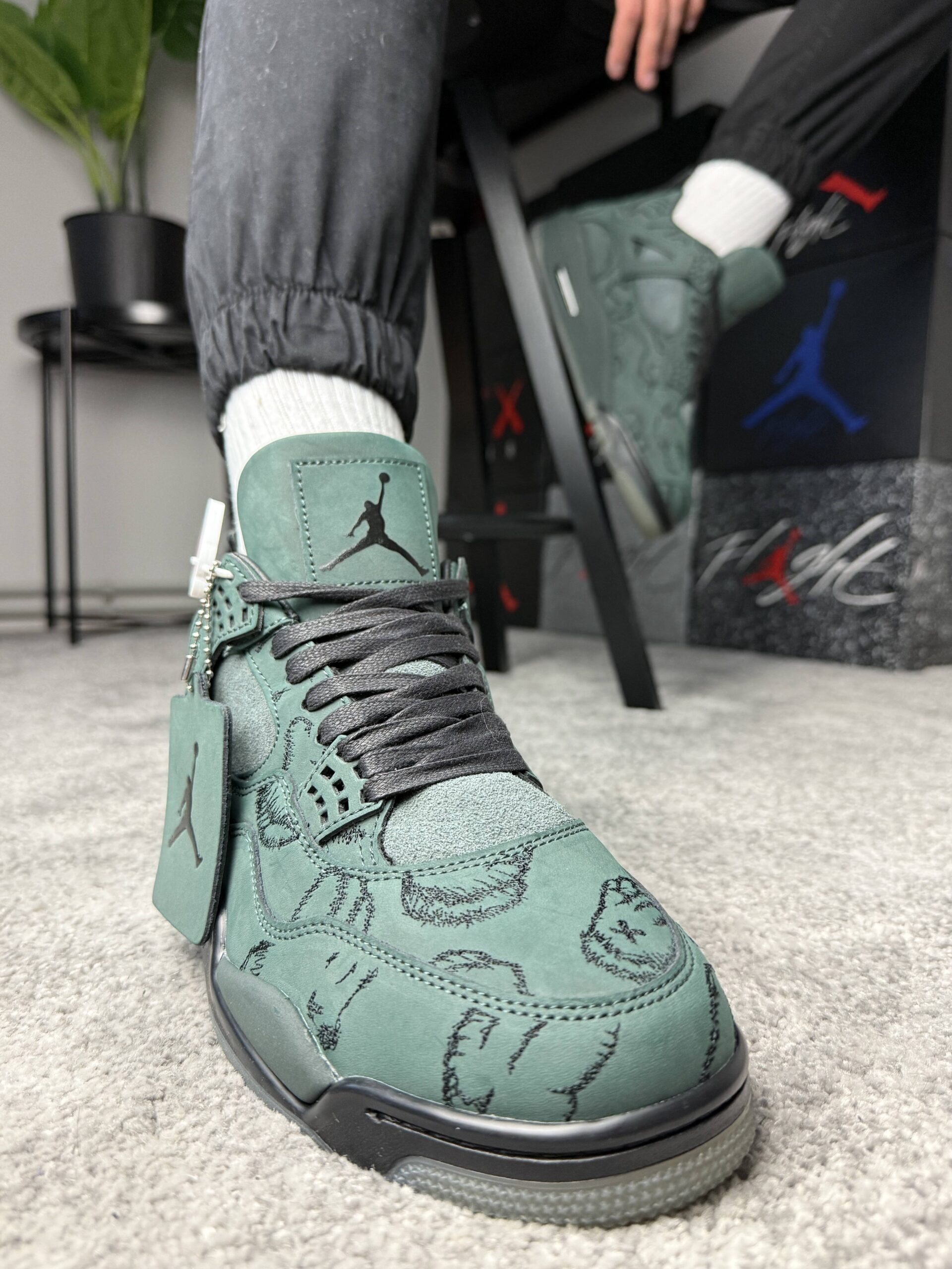 Air Jordan 4 Retro KAWS Black - Slika 3