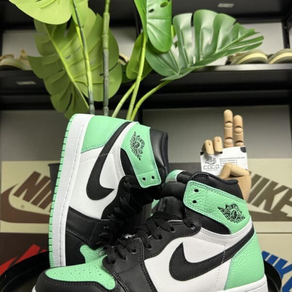 Air Jordan 1 Retro Green Glow