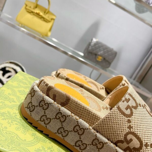 Gucci Sandale Monogram platform beige