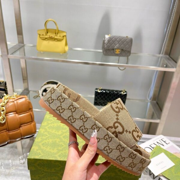 Gucci Sandale Monogram platform beige