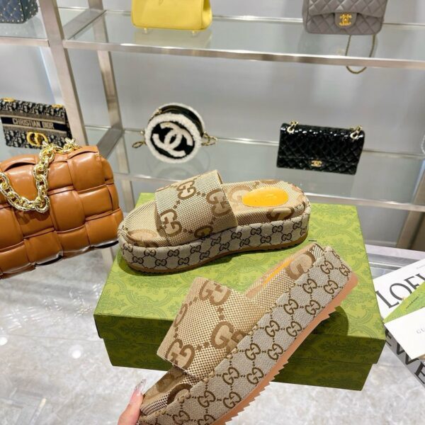 Gucci Sandale Monogram platform beige