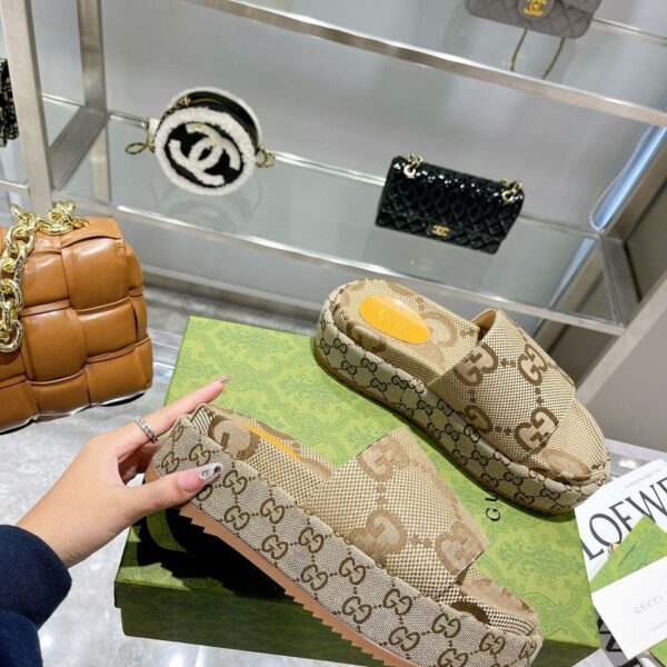 Gucci Sandale Monogram platform beige