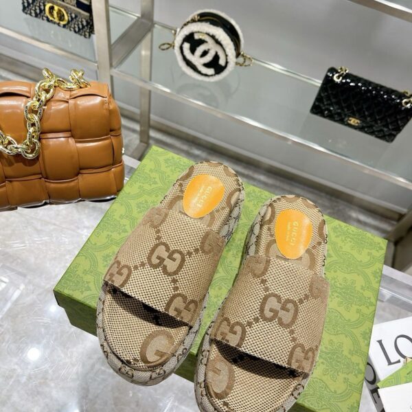 Gucci Sandale Monogram platform beige