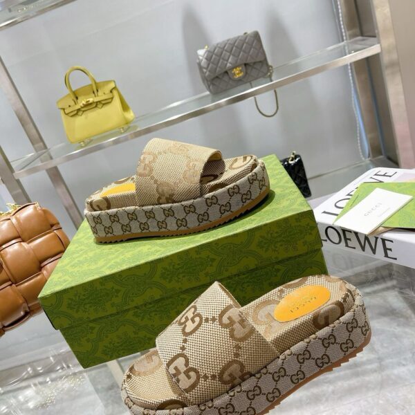 Gucci Sandale Monogram platform beige