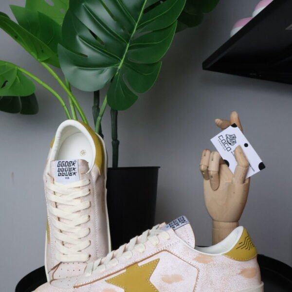 Golden Goose Beige / Yellow Star