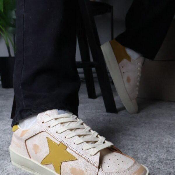 Golden Goose Beige / Yellow Star