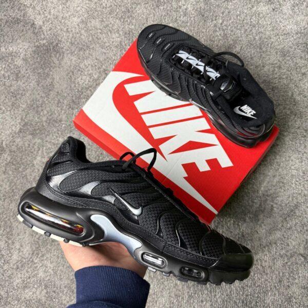 Nike AIR MAX PLUS BLACK TN bijeli nike logo