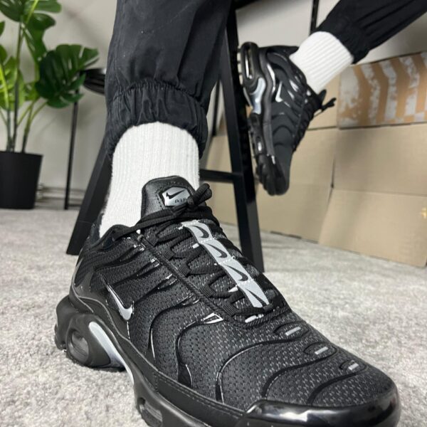 Nike AIR MAX PLUS BLACK TN bijeli nike logo