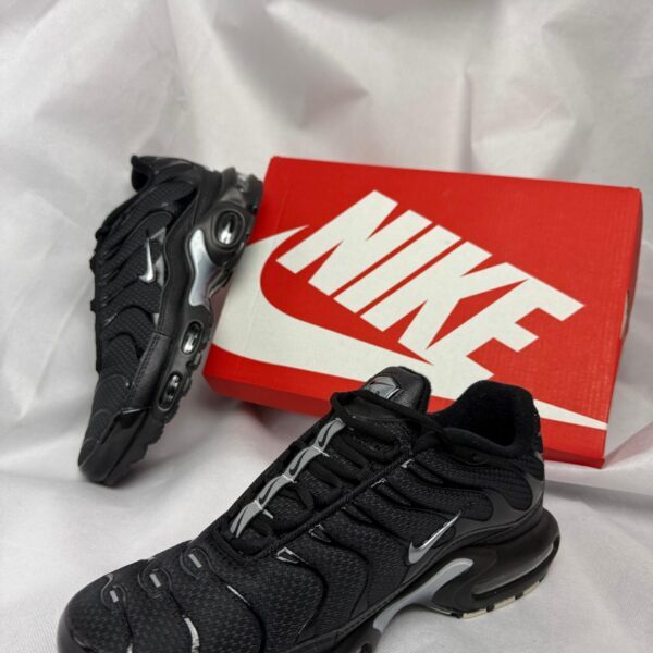 Nike AIR MAX PLUS BLACK TN bijeli nike logo