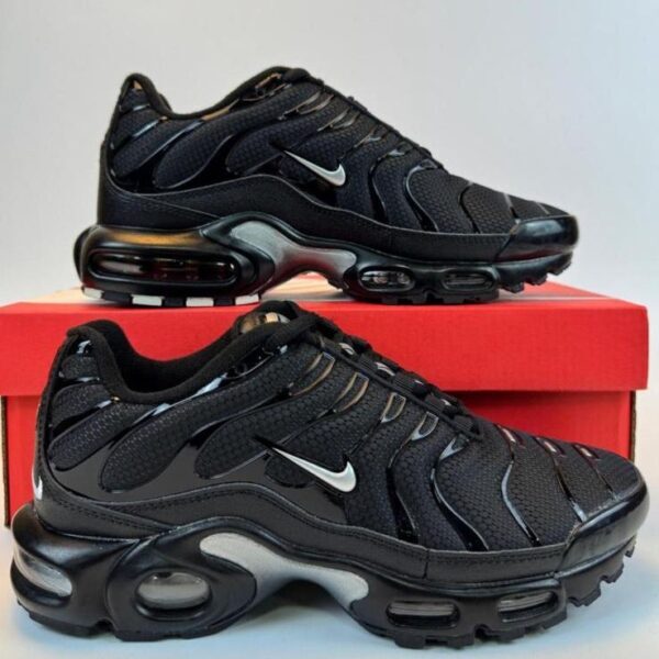 Nike AIR MAX PLUS BLACK TN bijeli nike logo