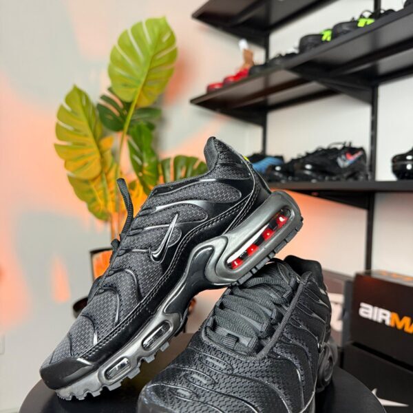 Nike AIR MAX PLUS BLACK TN crni nike logo