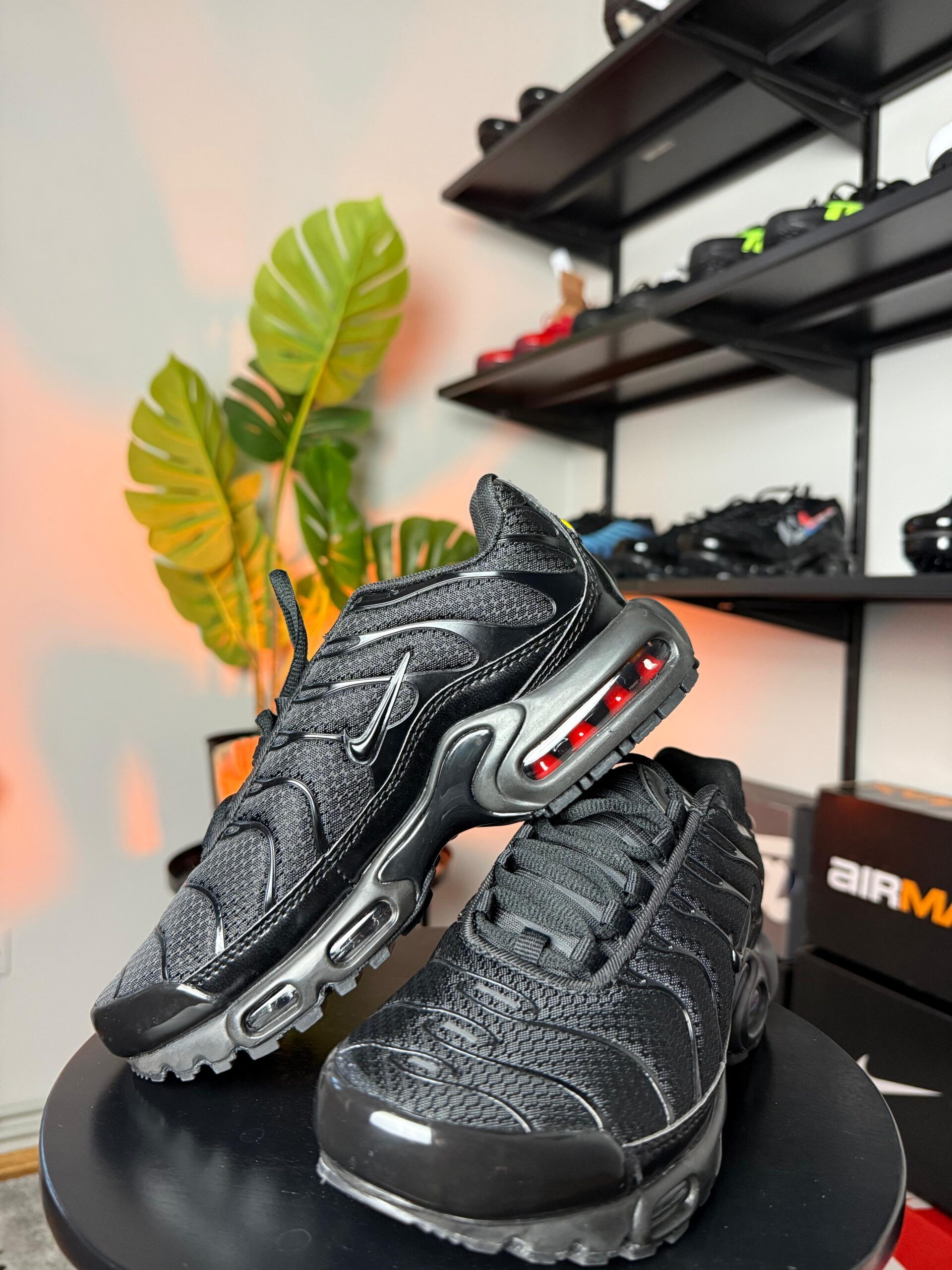 Nike AIR MAX PLUS BLACK TN crni nike logo - Slika 2