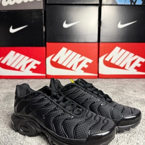 Nike AIR MAX PLUS BLACK TN crni nike logo