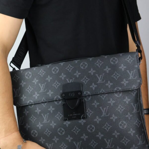 Louis Vuitton messenger