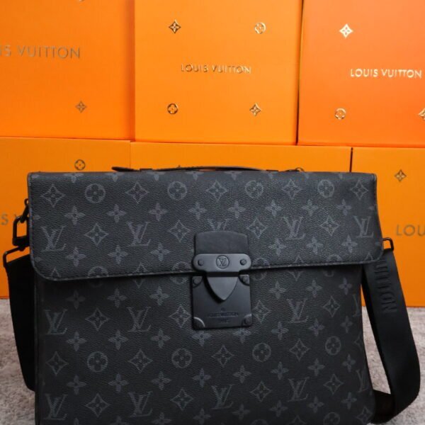 Louis Vuitton messenger