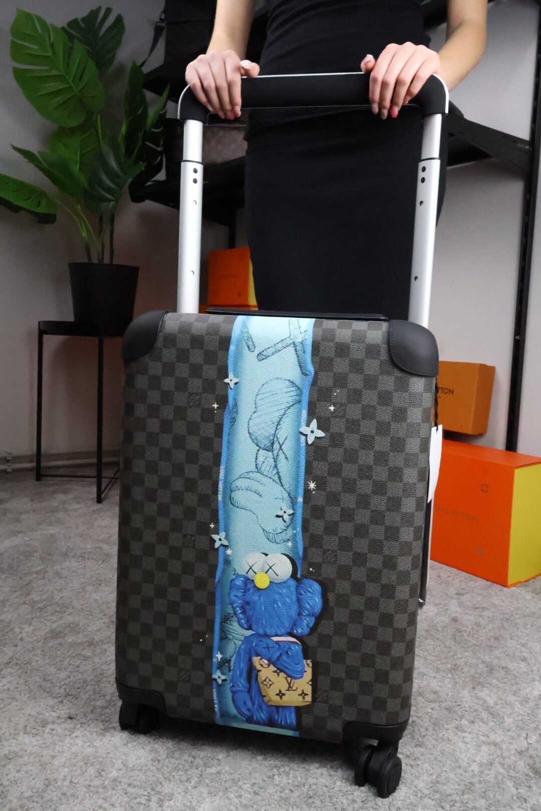 Louis Vuitton black brown Kofer KAWS - Slika 3