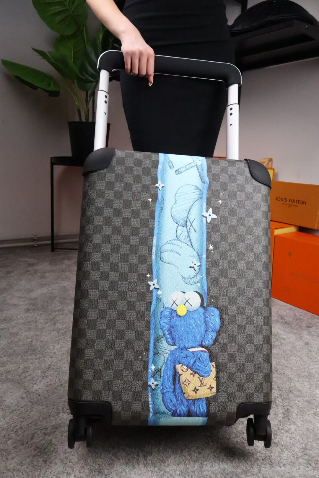 Louis Vuitton black brown Kofer KAWS - Slika 6