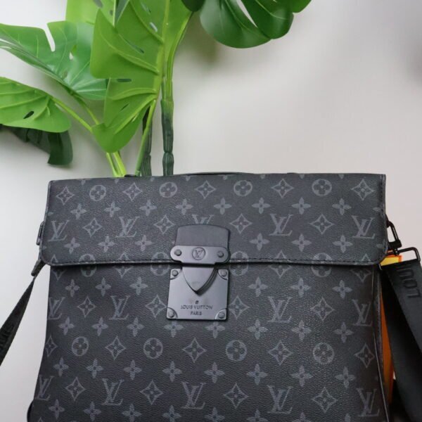 Louis Vuitton messenger