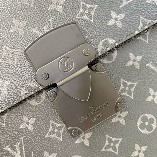 Louis Vuitton messenger