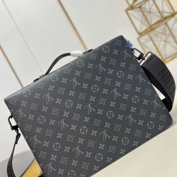 Louis Vuitton messenger