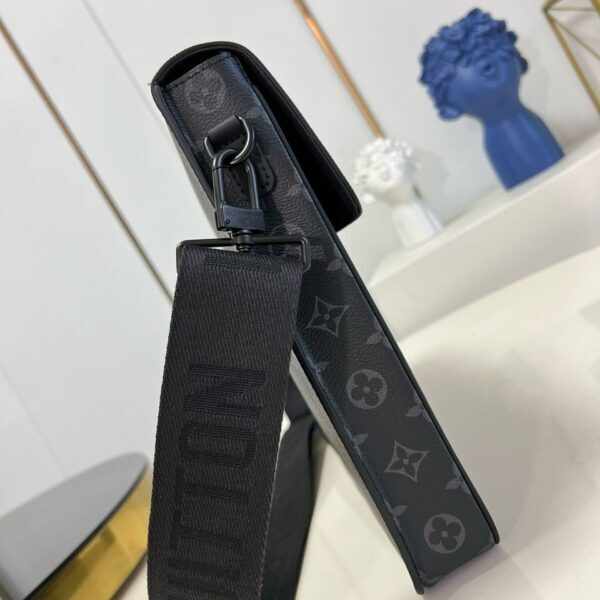 Louis Vuitton messenger