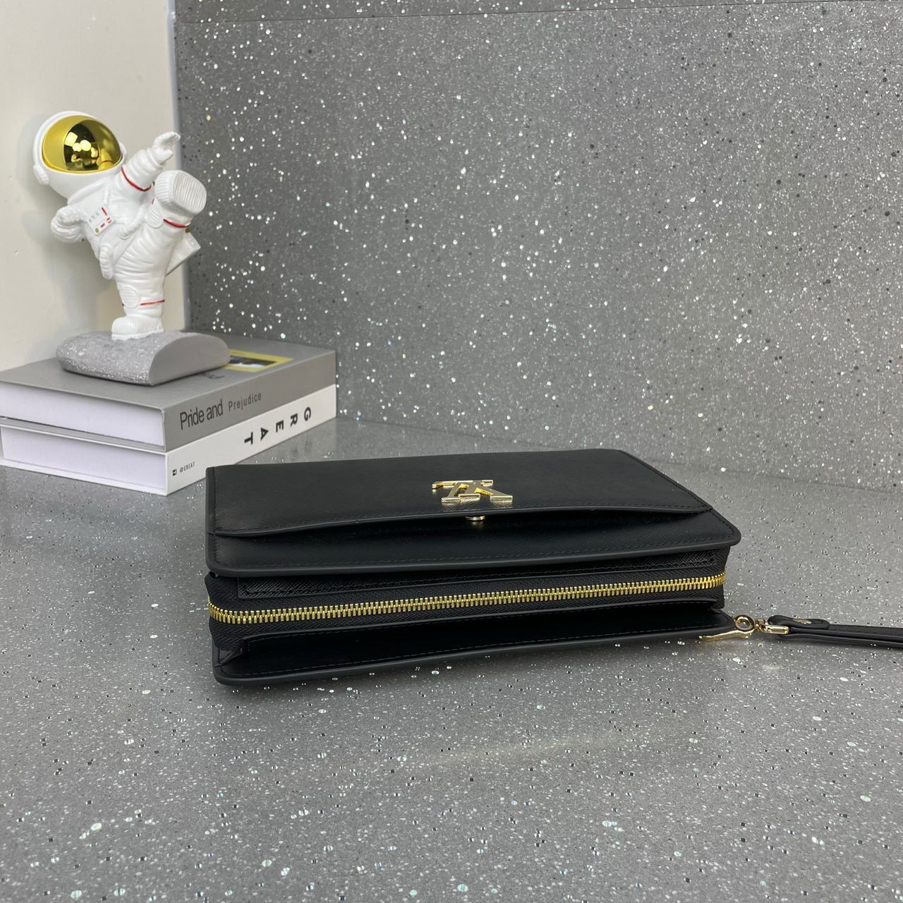 Louis Vuitton Calfskin Lock Me Zippy - Black - Slika 7