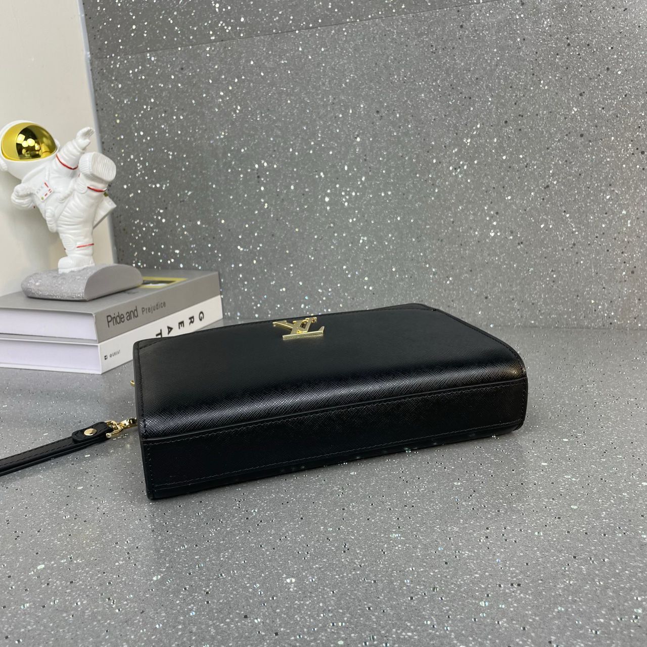 Louis Vuitton Calfskin Lock Me Zippy - Black - Slika 8