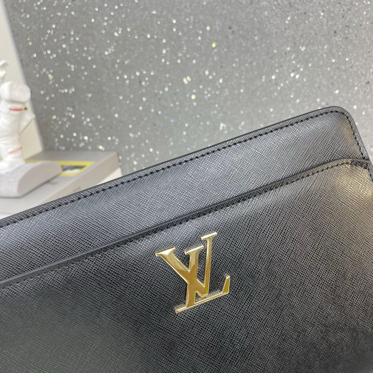 Louis Vuitton Calfskin Lock Me Zippy - Black - Slika 6