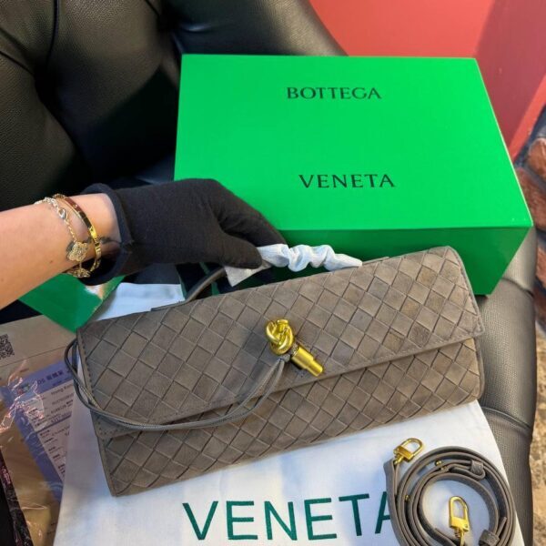 Bottega Veneta Andiamo Clutch "Beige"