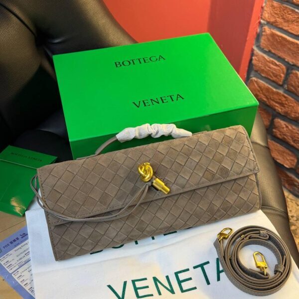 Bottega Veneta Andiamo Clutch "Beige"