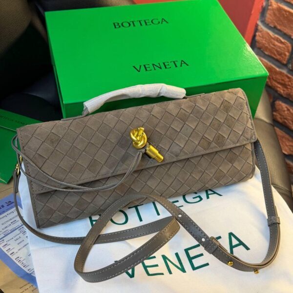 Bottega Veneta Andiamo Clutch "Beige"