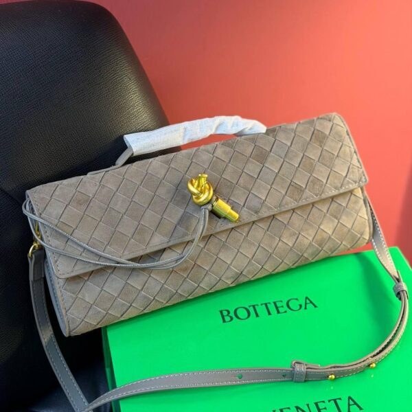 Bottega Veneta Andiamo Clutch "Beige"