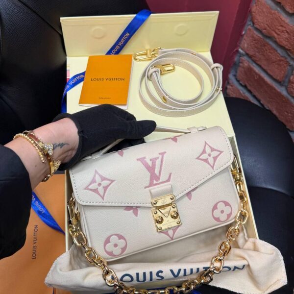 Louis Vuitton Pochette Métis East West Monogram Canvas v2